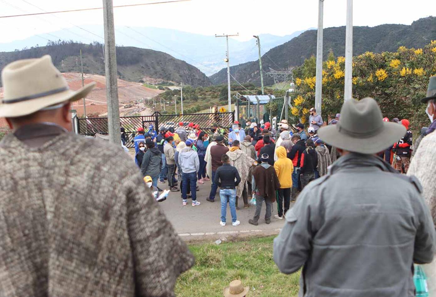 Habitantes de El Mochuelo protestan en las afueras del relleno de Doña Juana, en Bogotá.