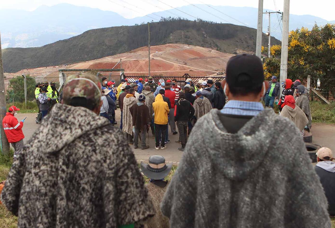 Habitantes de El Mochuelo protestan en las afueras del relleno de Doña Juana, en Bogotá.