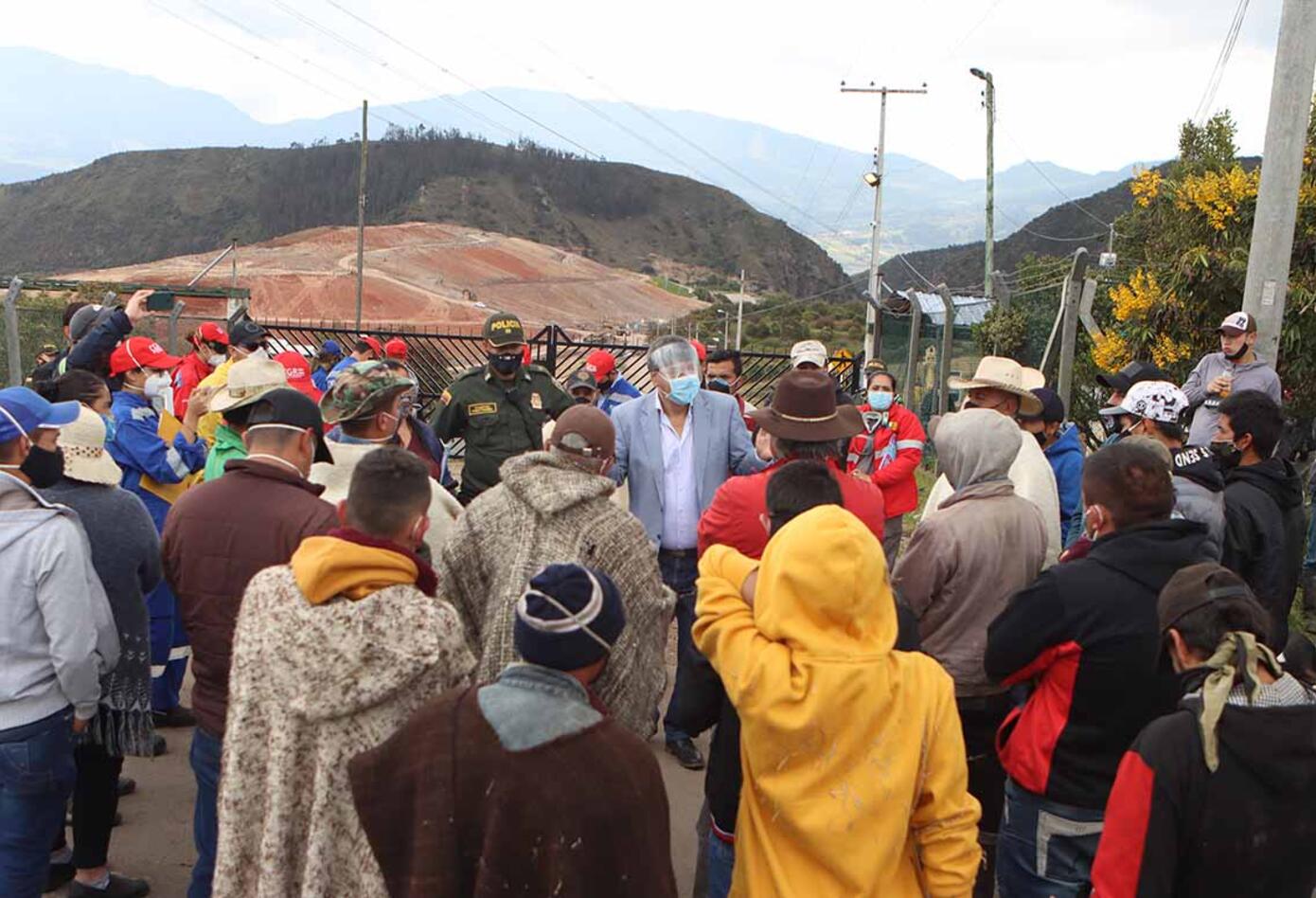 Habitantes de El Mochuelo protestan en las afueras del relleno de Doña Juana, en Bogotá.