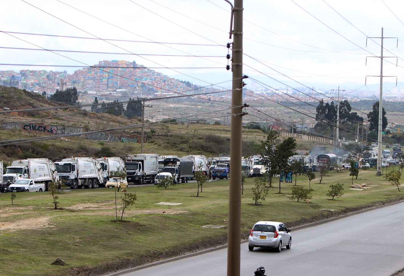Habitantes de El Mochuelo protestan en las afueras del relleno de Doña Juana, en Bogotá.