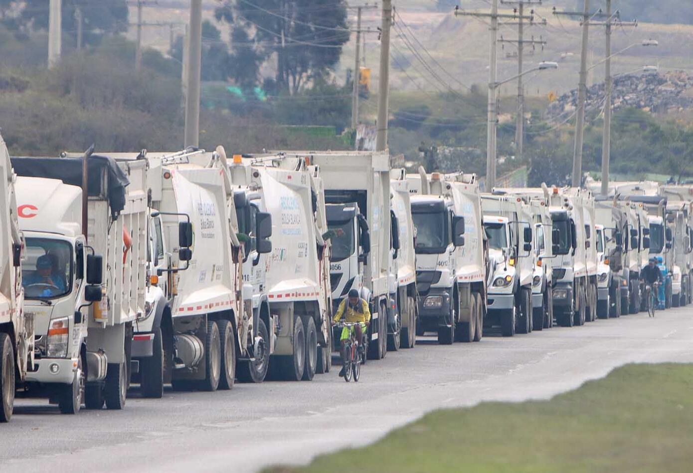Habitantes de El Mochuelo protestan en las afueras del relleno de Doña Juana, en Bogotá.