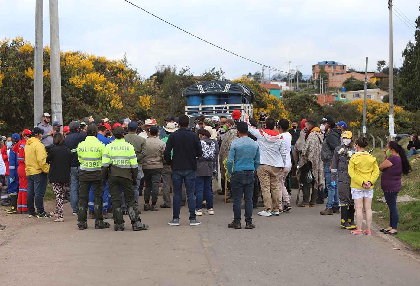 Habitantes de El Mochuelo protestan en las afueras del relleno de Doña Juana, en Bogotá.