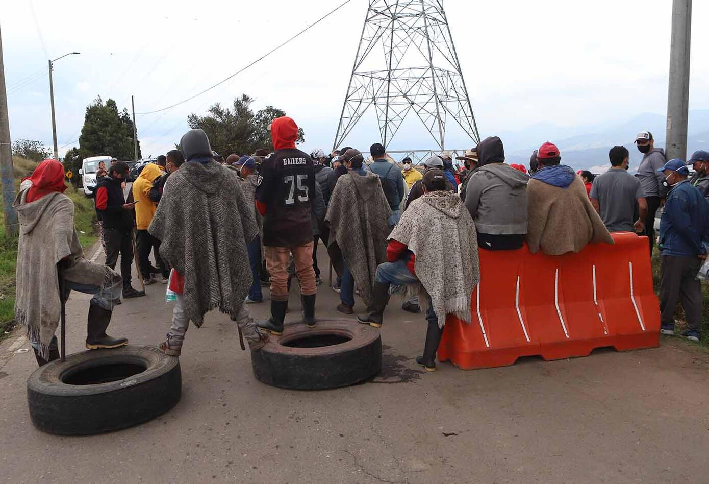 Habitantes de El Mochuelo protestan en las afueras del relleno de Doña Juana, en Bogotá.