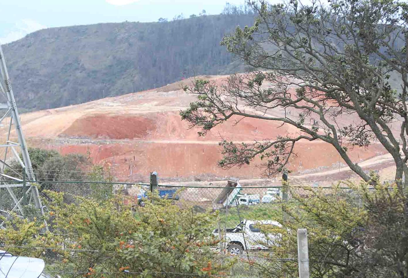 Habitantes de El Mochuelo protestan en las afueras del relleno de Doña Juana, en Bogotá.