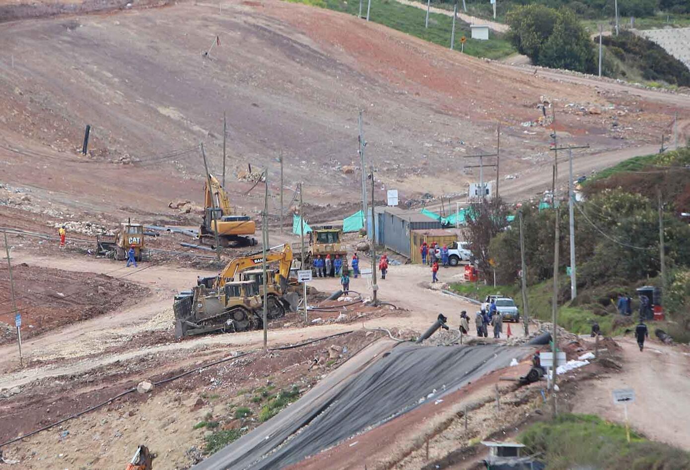 Habitantes de El Mochuelo protestan en las afueras del relleno de Doña Juana, en Bogotá.