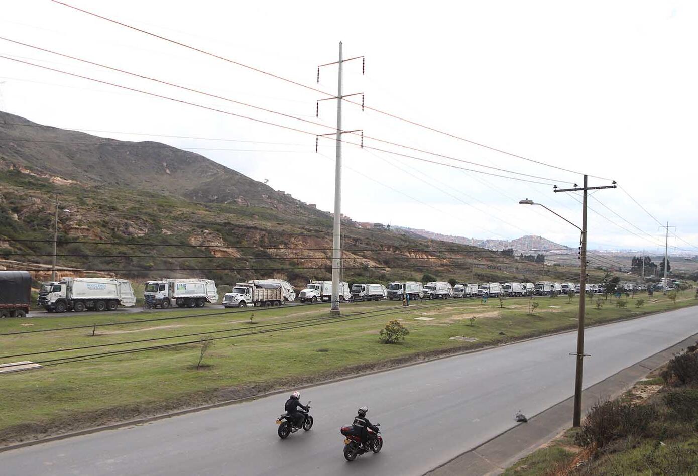 Habitantes de El Mochuelo protestan en las afueras del relleno de Doña Juana, en Bogotá.