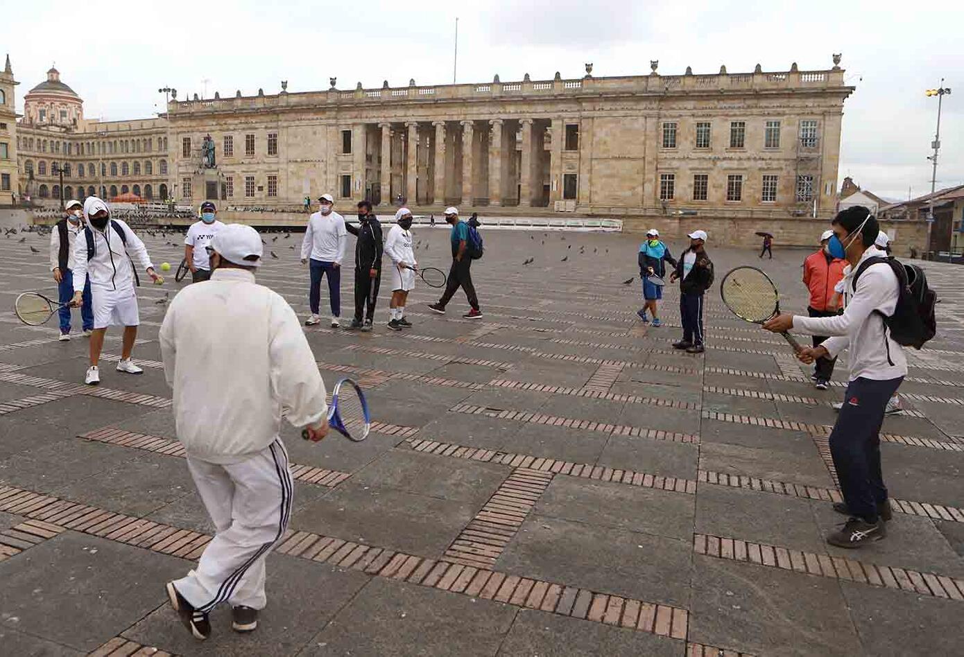 Entrenadores de tenis protestaron en la Plaza de Bolívar pidiendo que se reactive este deporte.