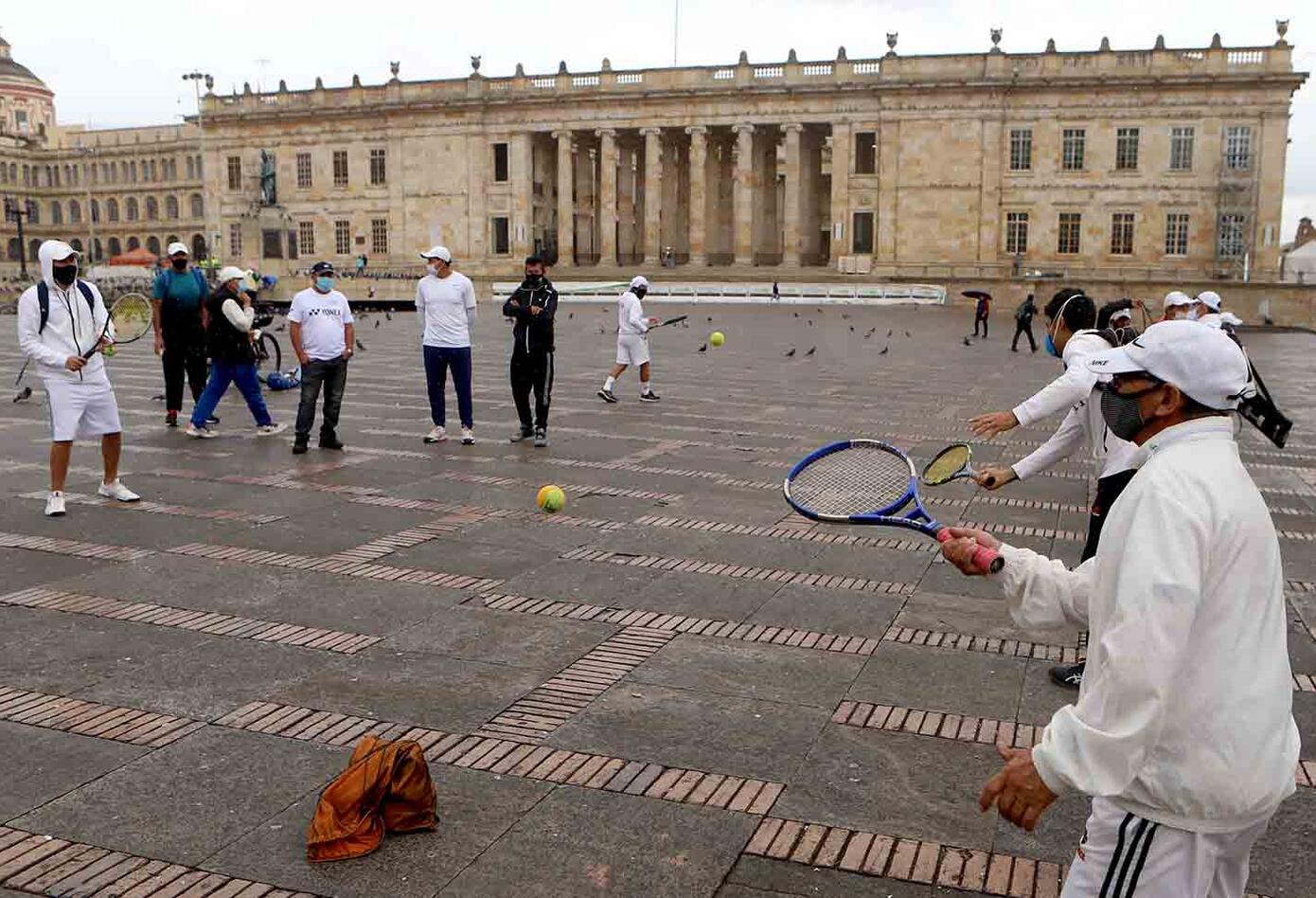 Entrenadores de tenis protestaron en la Plaza de Bolívar pidiendo que se reactive este deporte.