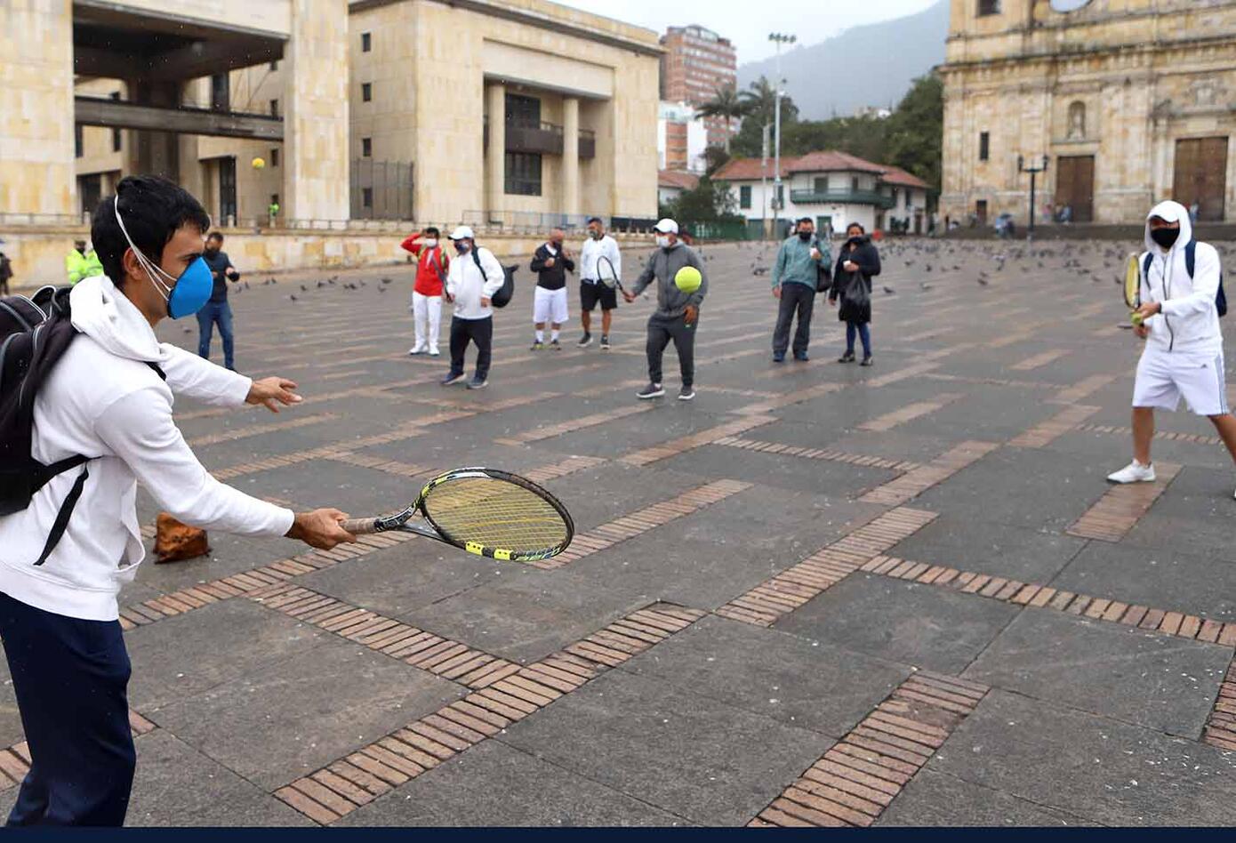 Entrenadores de tenis protestaron en la Plaza de Bolívar pidiendo que se reactive este deporte.