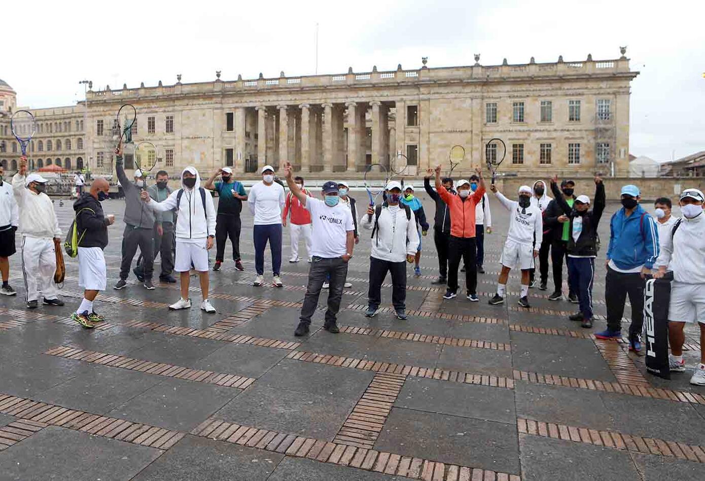 Entrenadores de tenis protestaron en la Plaza de Bolívar pidiendo que se reactive este deporte.