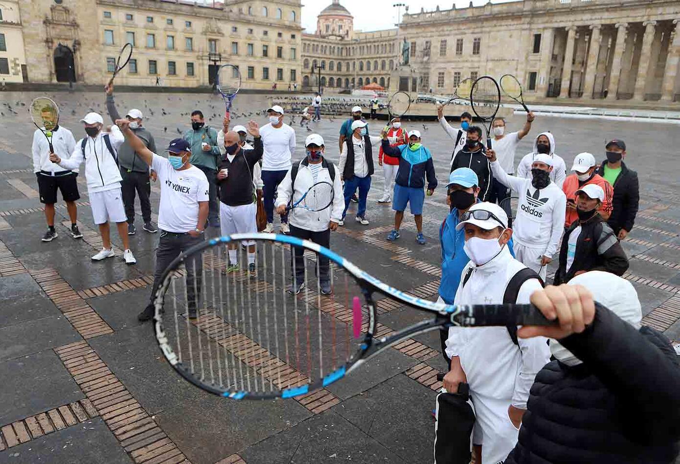 Entrenadores de tenis protestaron en la Plaza de Bolívar pidiendo que se reactive este deporte.