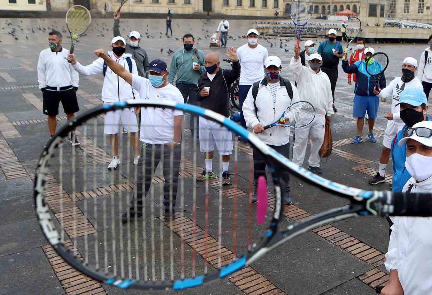 Entrenadores de tenis protestaron en la Plaza de Bolívar pidiendo que se reactive este deporte.