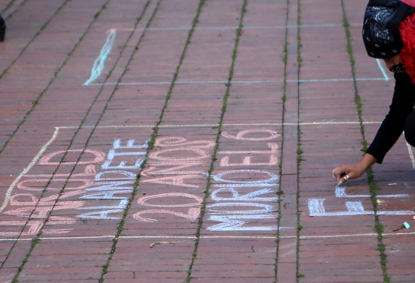 Marcha feminista en Bogotá / reclamo contra feminicidios en Colombia