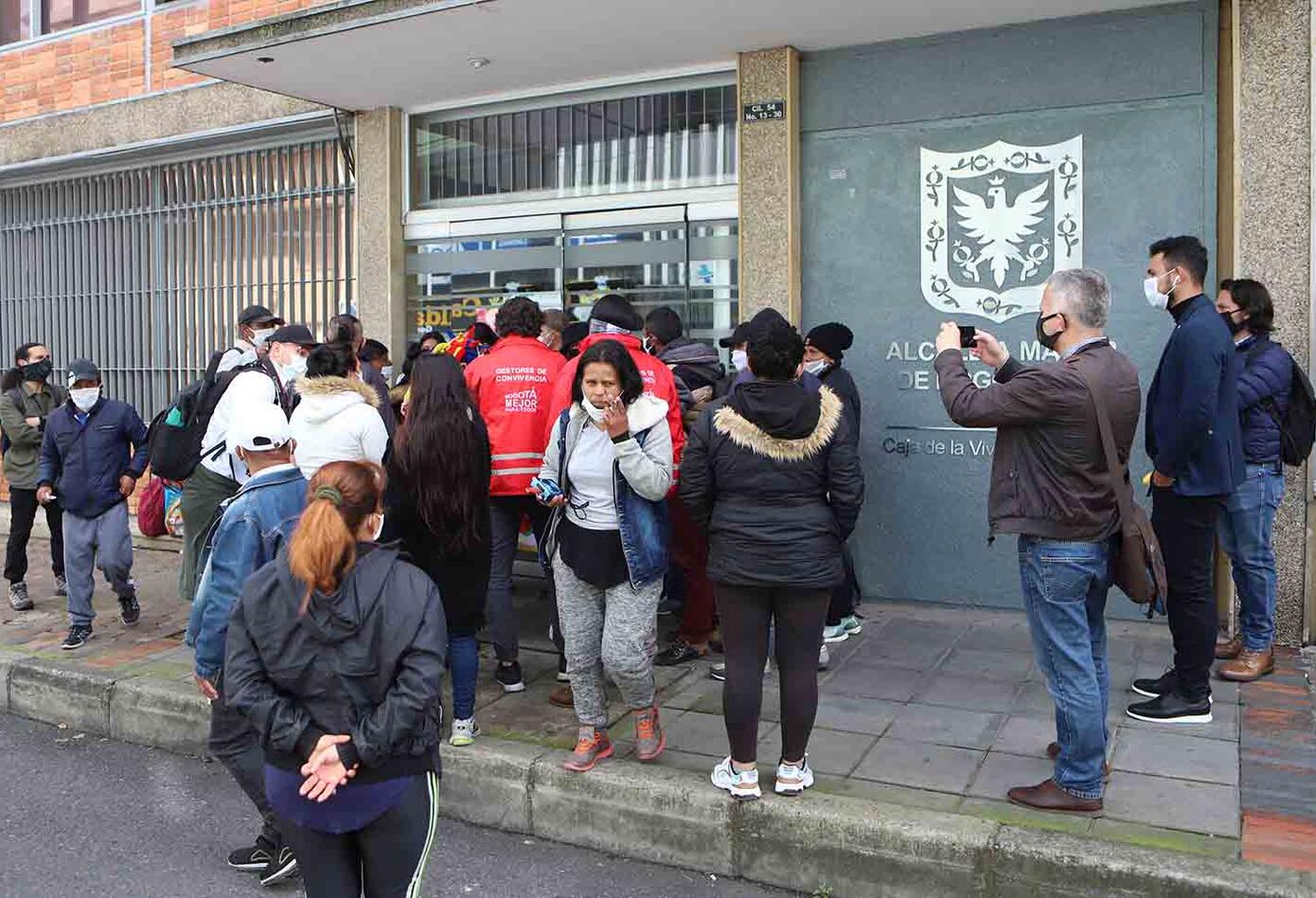 La protesta de familias de Altos de la Estancia en Caja de Vivienda Popular