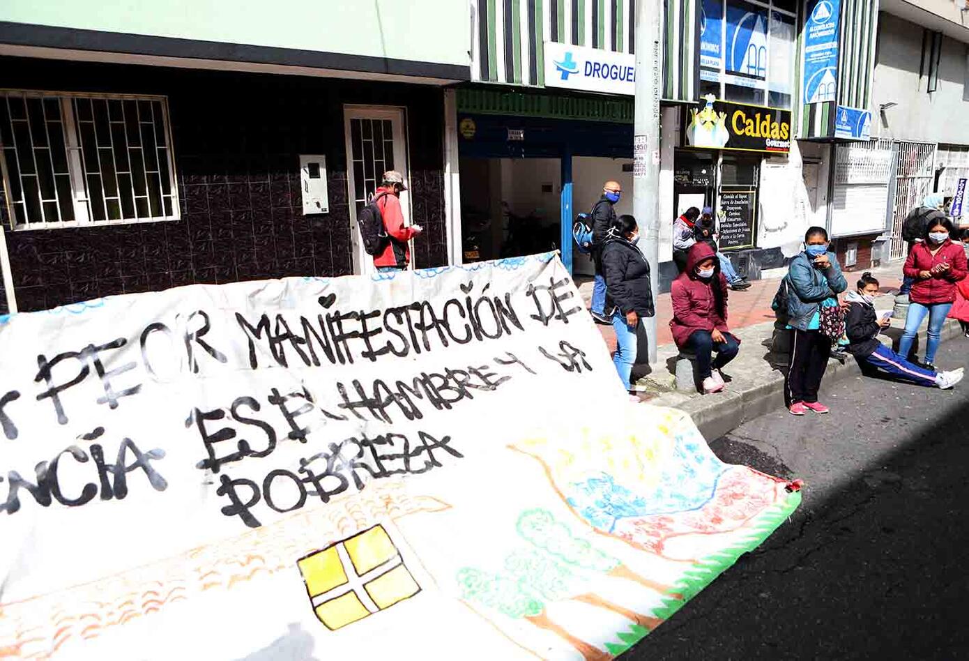 La protesta de familias de Altos de la Estancia en Caja de Vivienda Popular