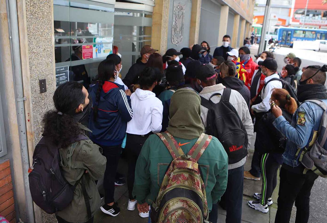 La protesta de familias de Altos de la Estancia en Caja de Vivienda Popular