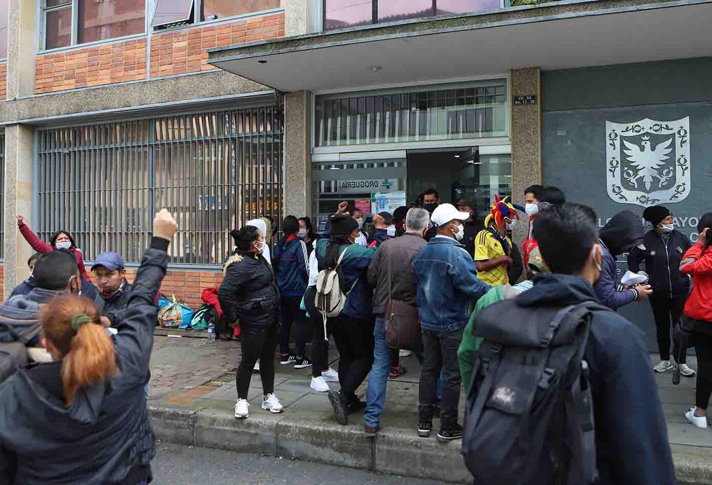 La protesta de familias de Altos de la Estancia en Caja de Vivienda Popular