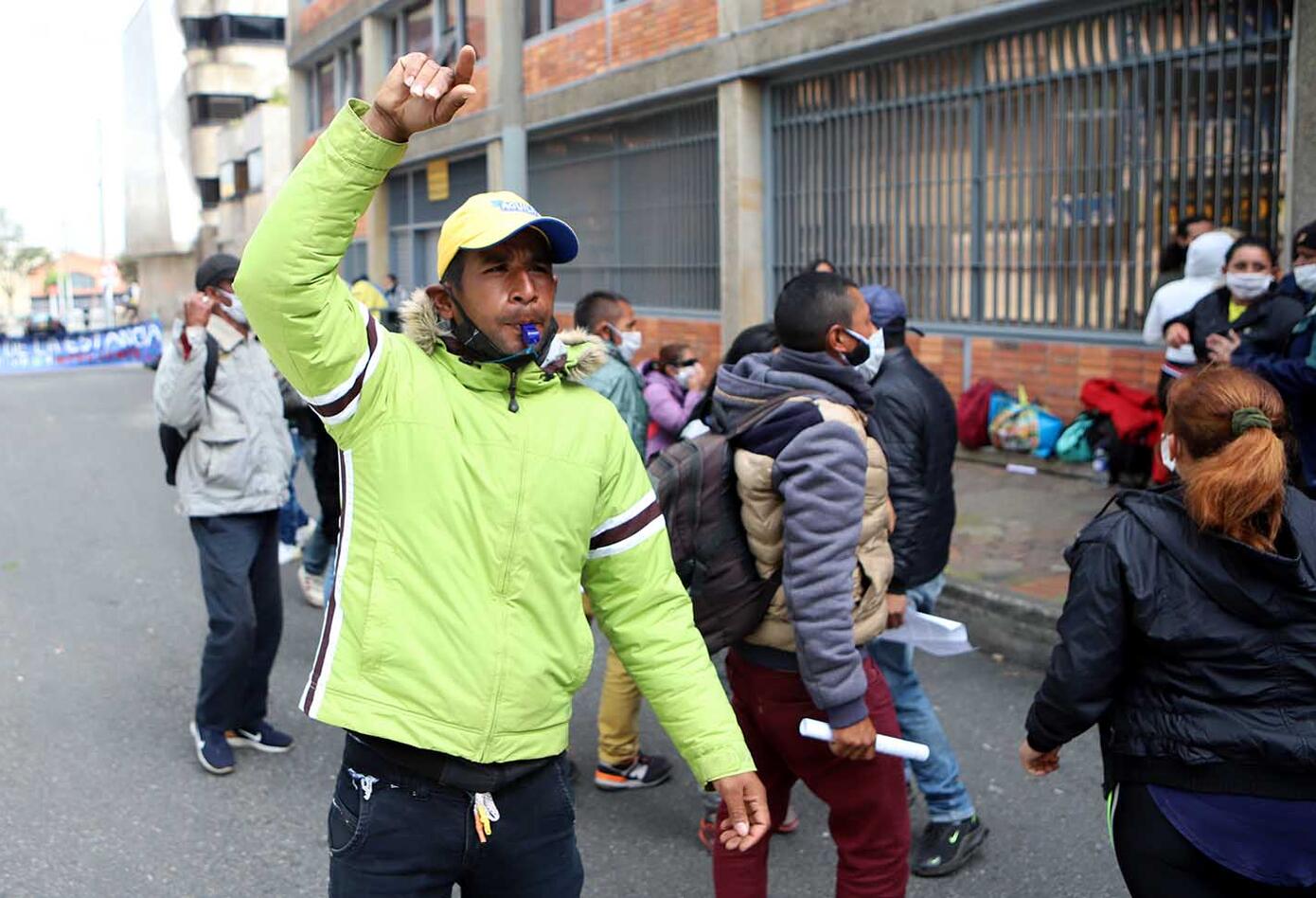 La protesta de familias de Altos de la Estancia en Caja de Vivienda Popular
