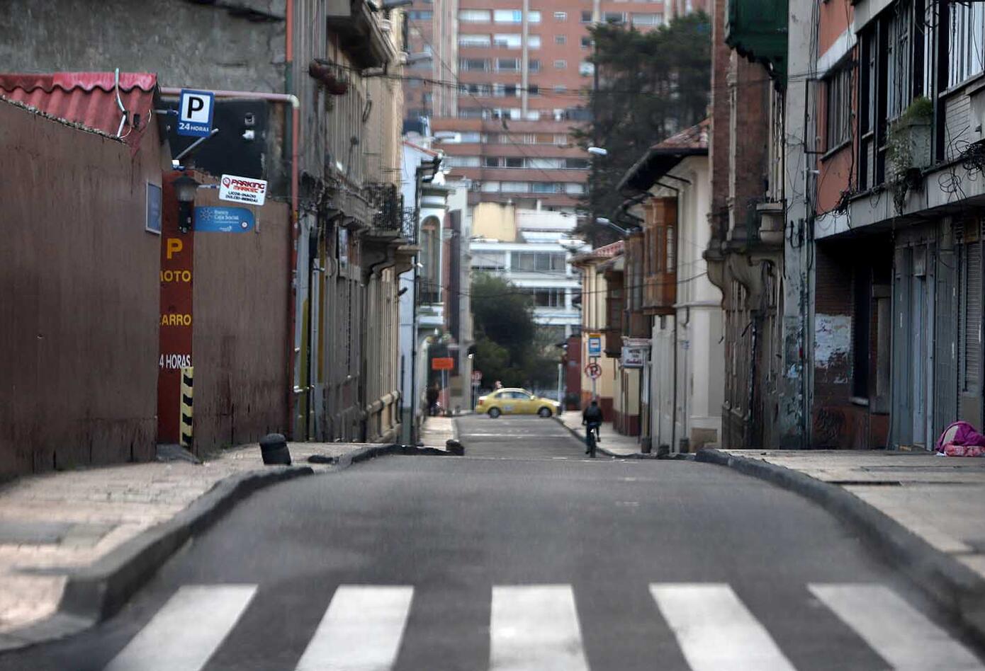 La soledad del céntrico sector de Bogotá, en medio de la cuarentena estricta por la pandemia.