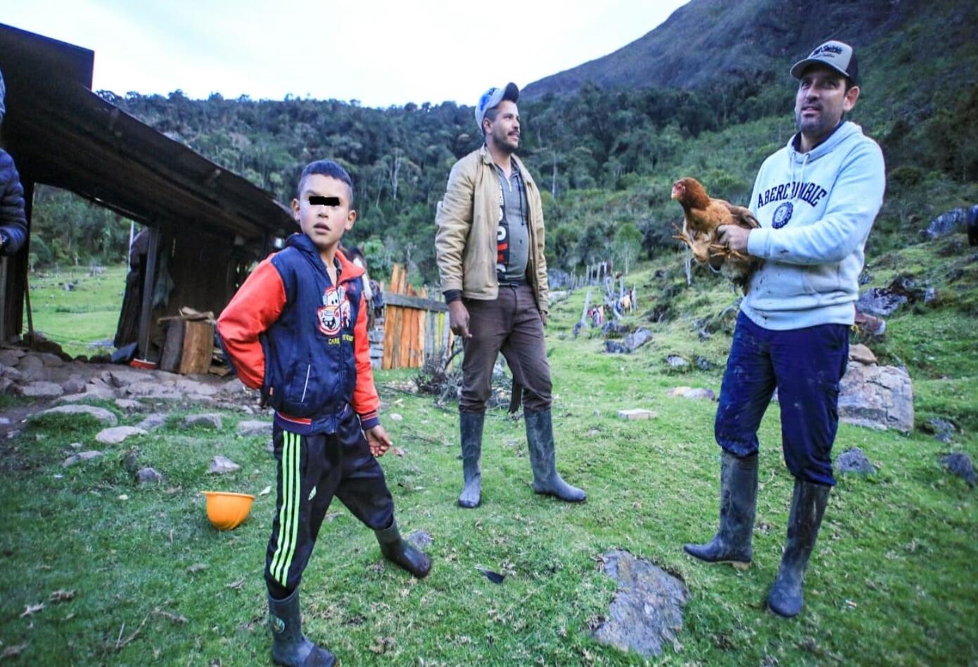 Jimmy Parra en su casa con su hijo Neymar y el Gobernador del Meta.