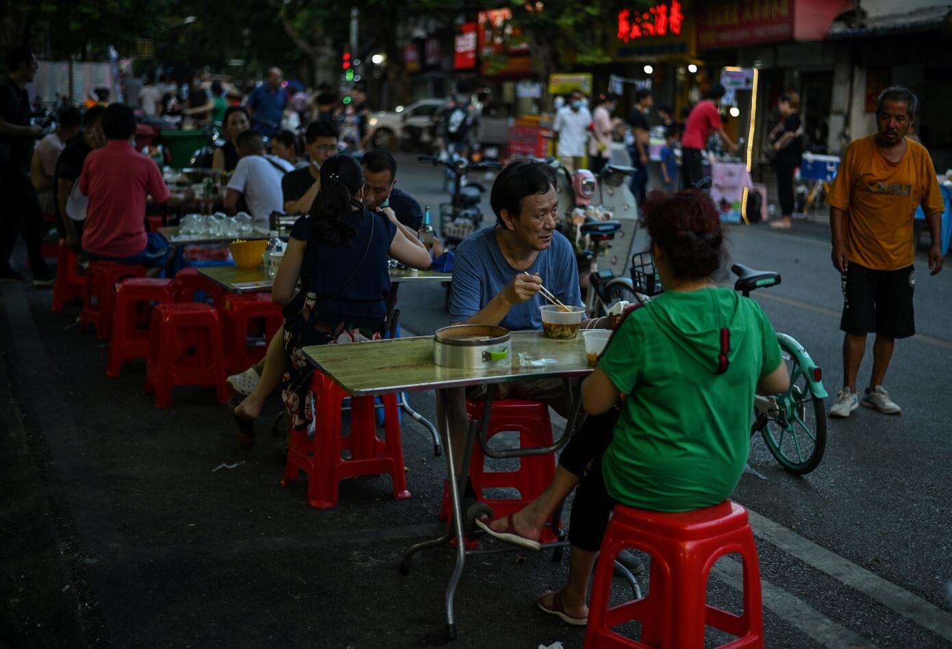 En el epicentro de la pandemia, los habitantes de Wuhan abandonan el tapabocas
