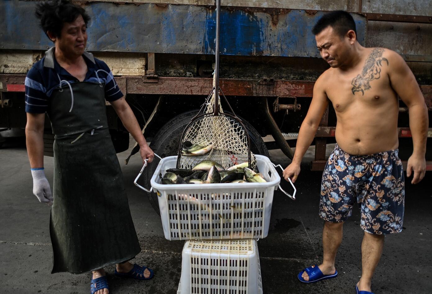 En el epicentro de la pandemia, los habitantes de Wuhan abandonan el tapabocas