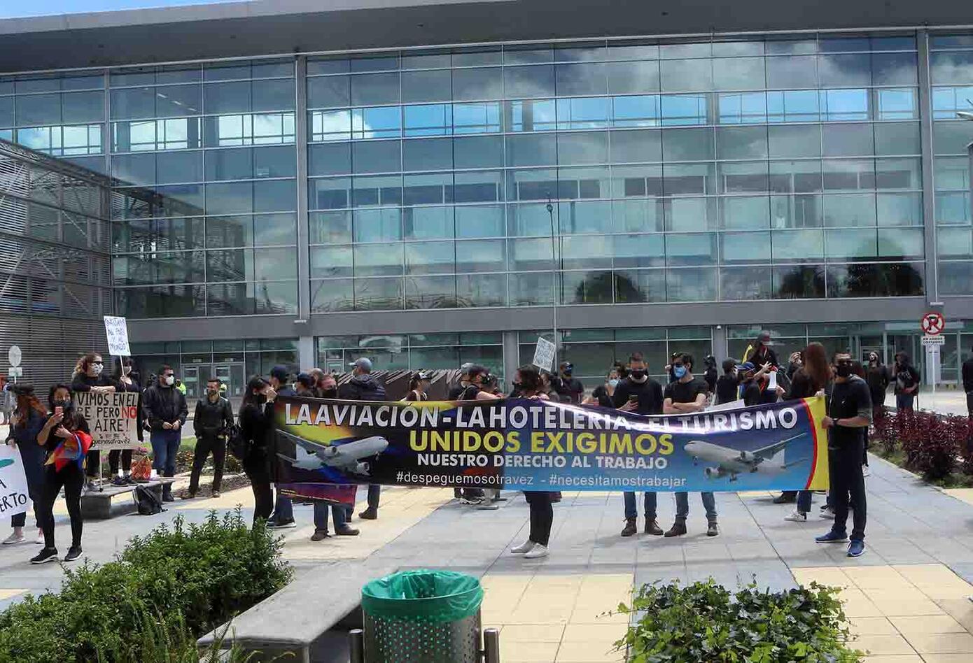 Protesta de trabajadores del sector aéreo, turístico y hotelero, frente a El Dorado.