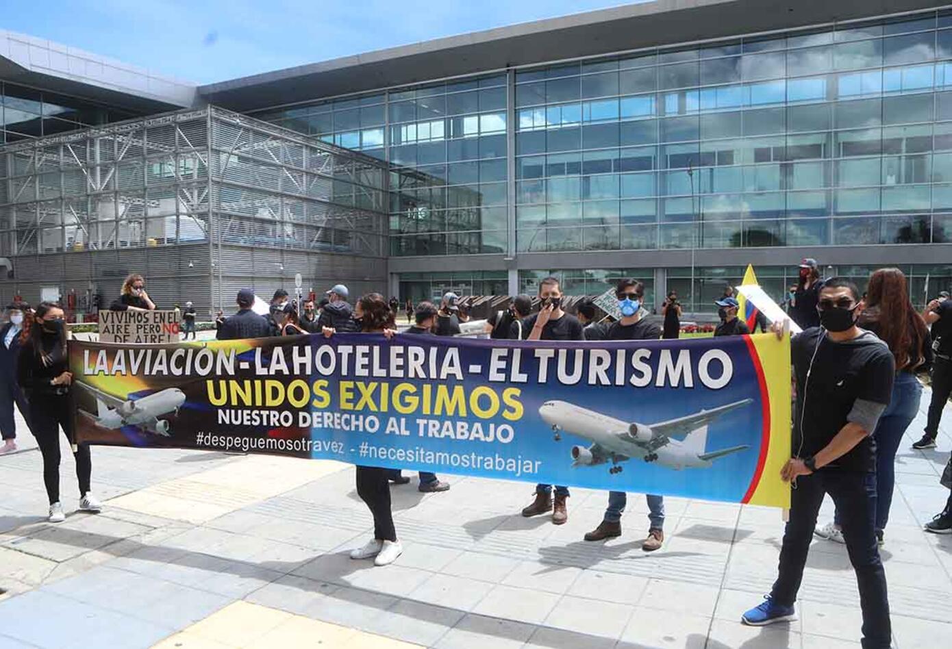 Protesta de trabajadores del sector aéreo, turístico y hotelero, frente a El Dorado.