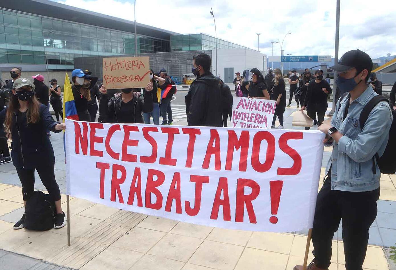 Protesta de trabajadores del sector aéreo, turístico y hotelero, frente a El Dorado.