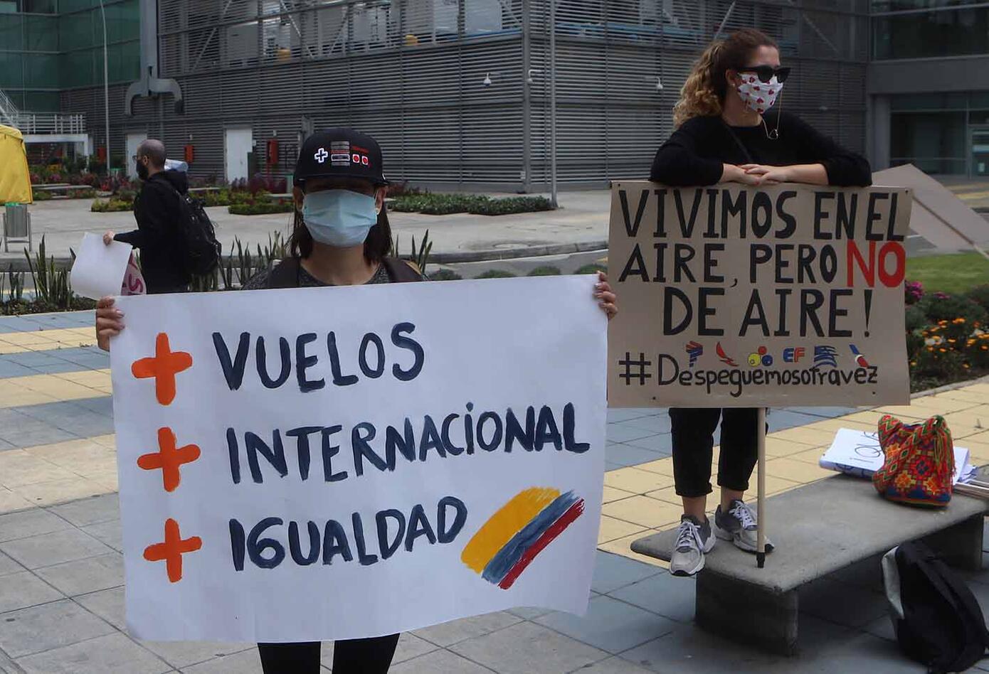 Protesta de trabajadores del sector aéreo, turístico y hotelero, frente a El Dorado.