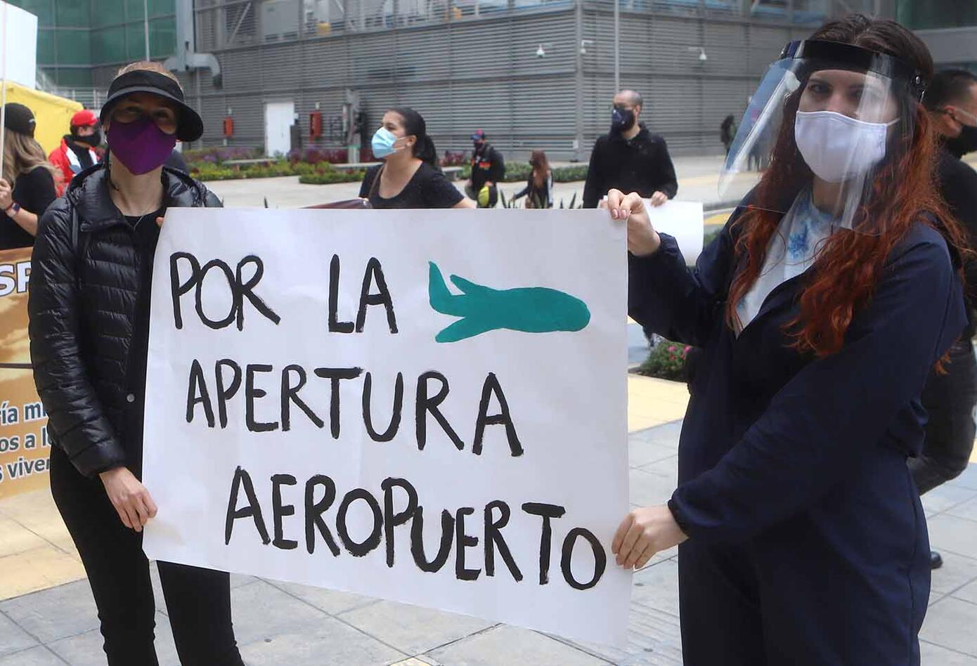 Protesta de trabajadores del sector aéreo, turístico y hotelero, frente a El Dorado.