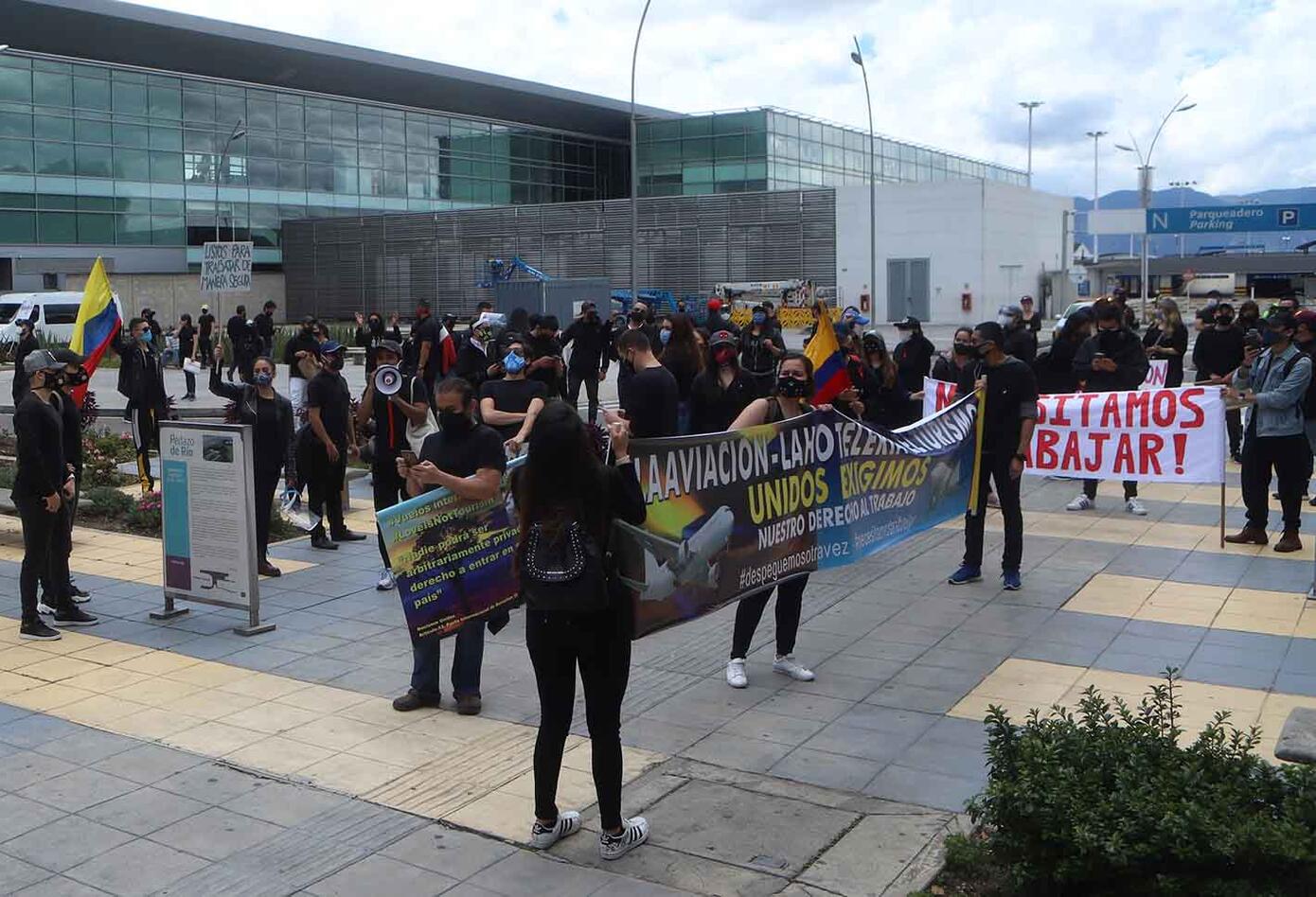 Protesta de trabajadores del sector aéreo, turístico y hotelero, frente a El Dorado.