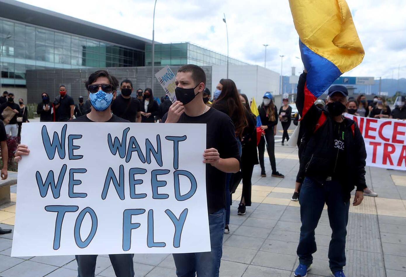 Protesta de trabajadores del sector aéreo, turístico y hotelero, frente a El Dorado.