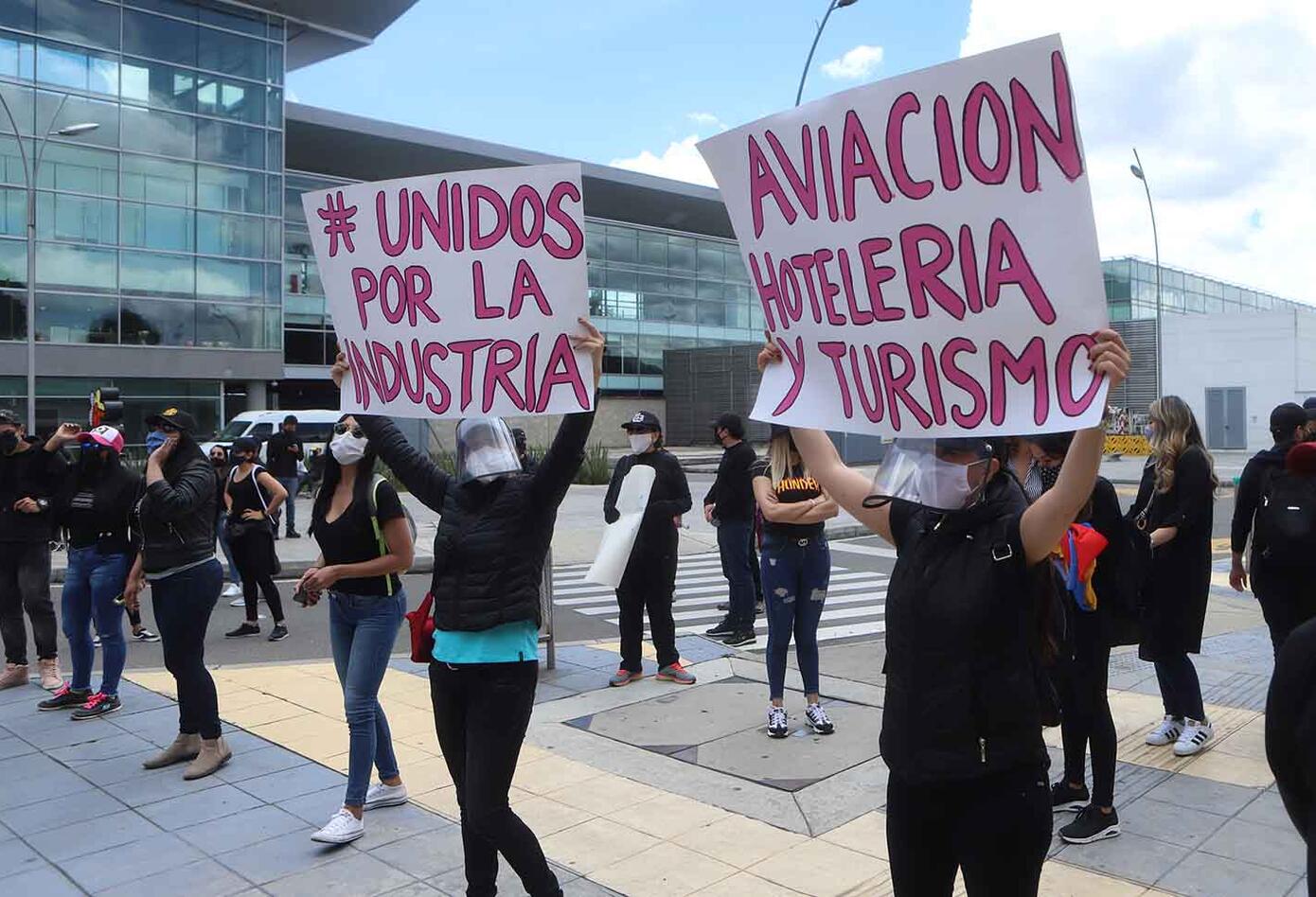 Protesta de trabajadores del sector aéreo, turístico y hotelero, frente a El Dorado.