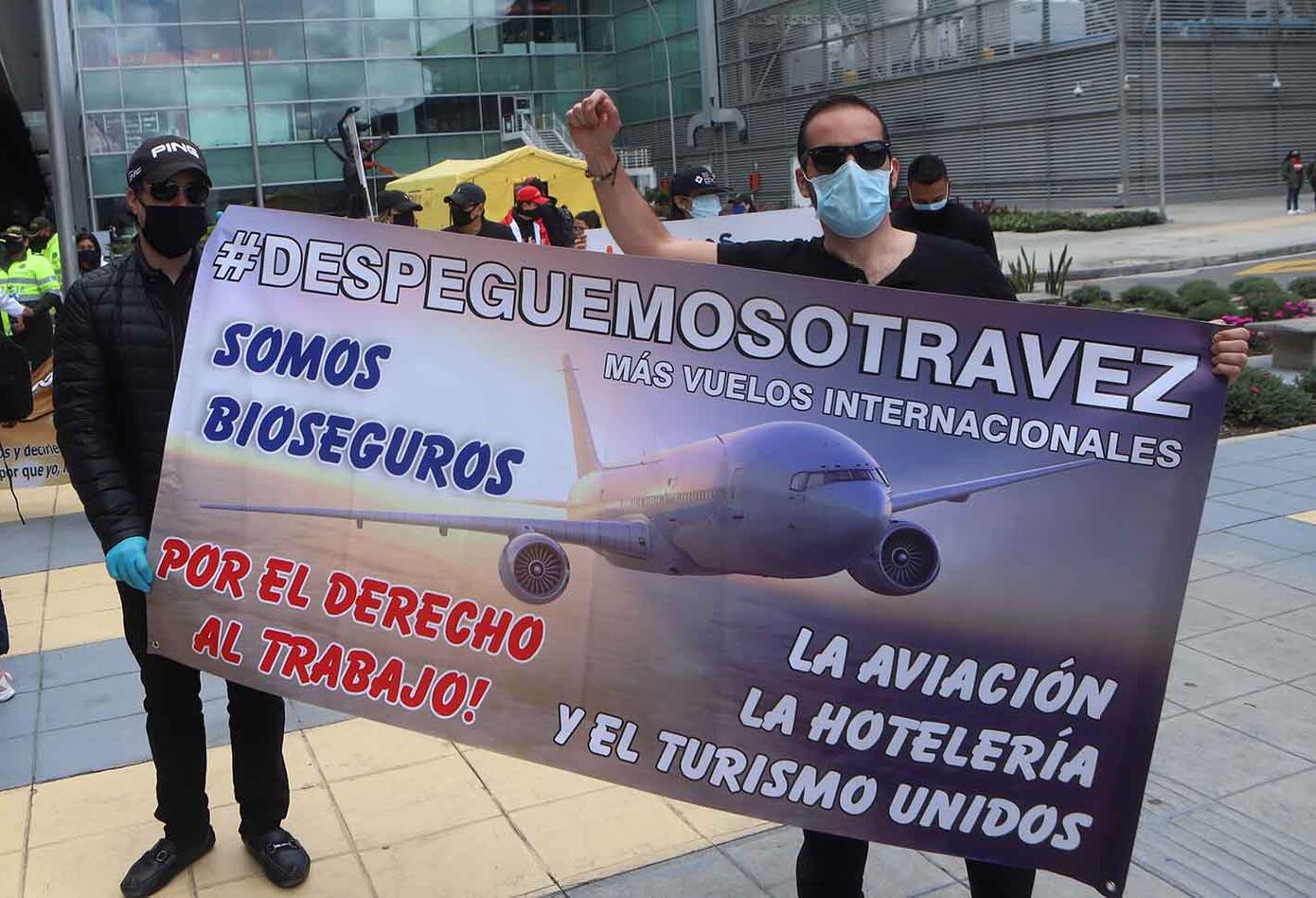 Protesta de trabajadores del sector aéreo, turístico y hotelero, frente a El Dorado.