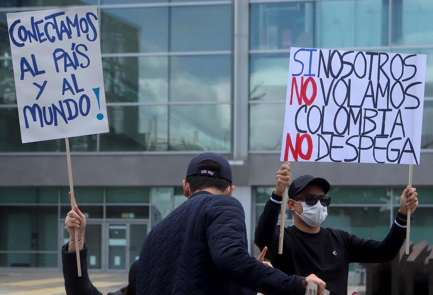 Protesta de trabajadores del sector aéreo, turístico y hotelero, frente a El Dorado.