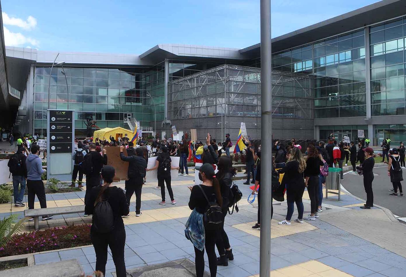 Protesta de trabajadores del sector aéreo, turístico y hotelero, frente a El Dorado.