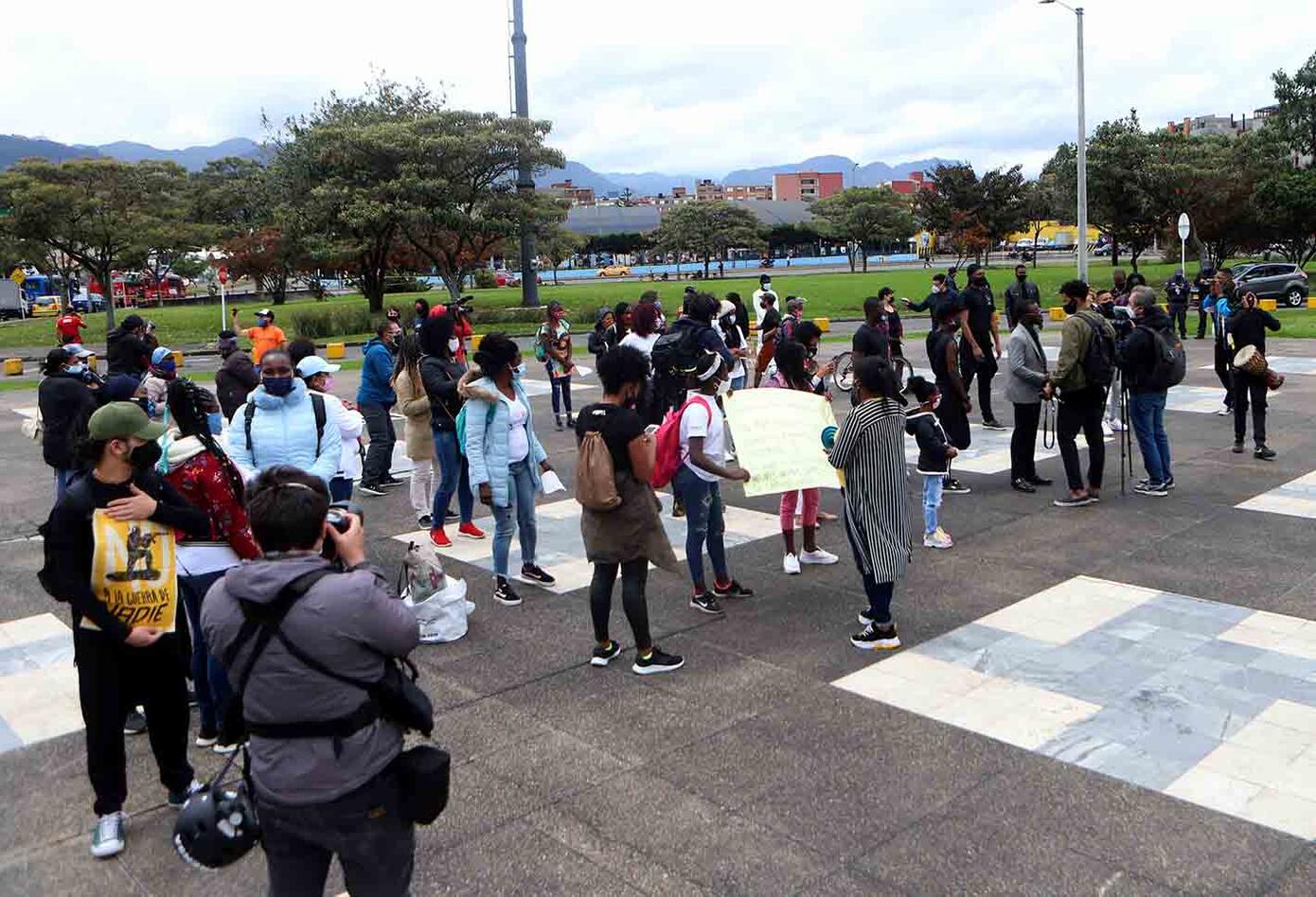 Protestas en la Fiscalía por masacres en Colombia.