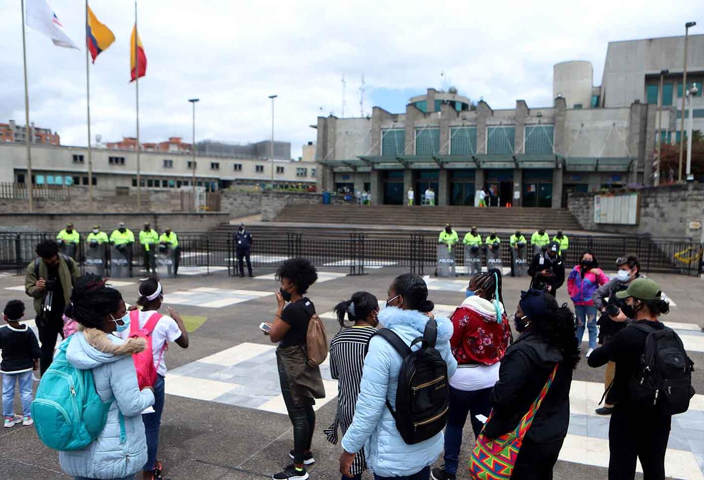 Protestas en la Fiscalía por masacres en Colombia.
