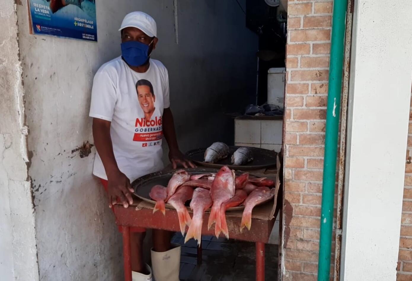 Vendedor de pescado en el centro de San Andrés