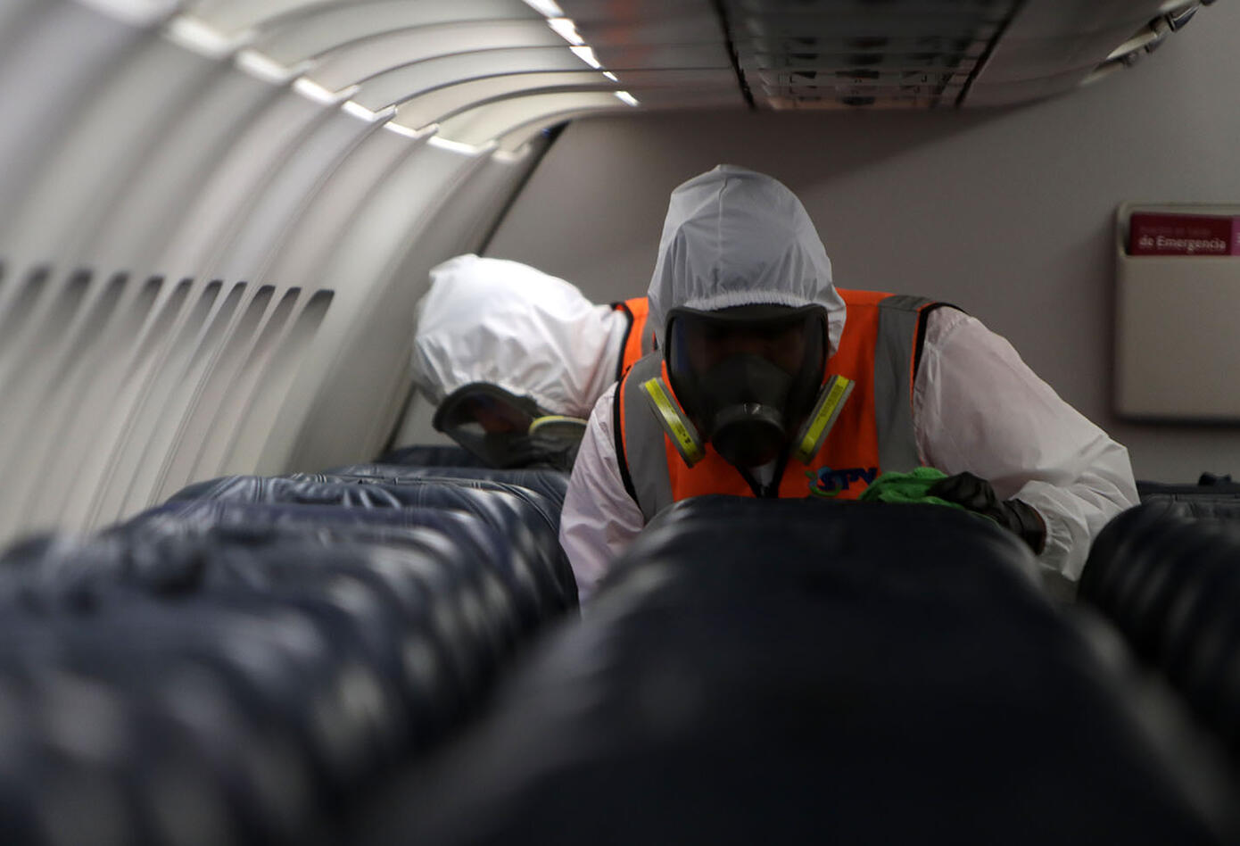 Desinfección de avión de Latam
