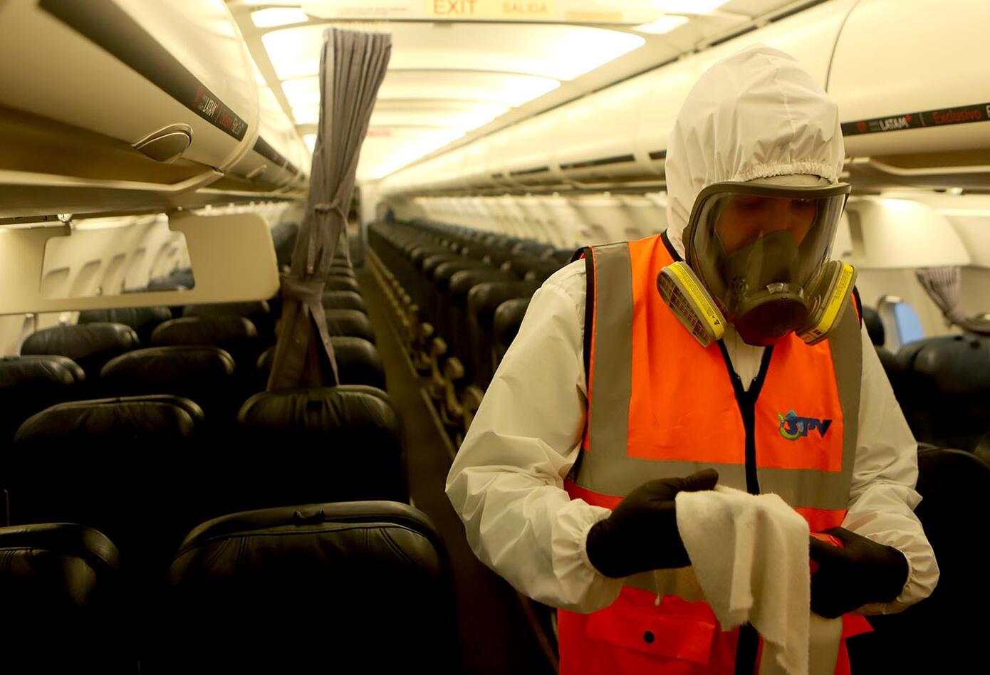 Desinfección de avión de Latam