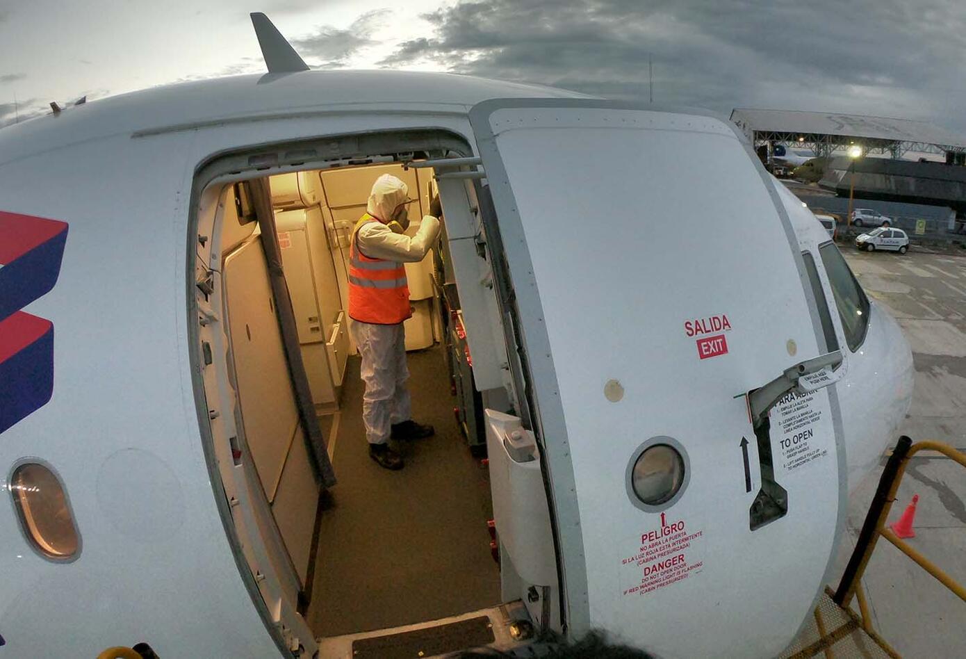 Desinfección de avión de Latam