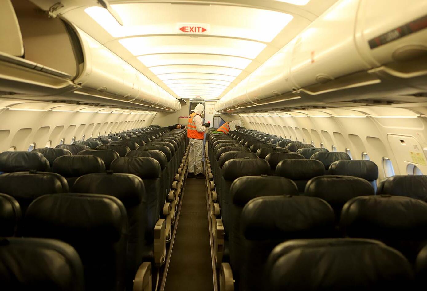 Desinfección de avión de Latam