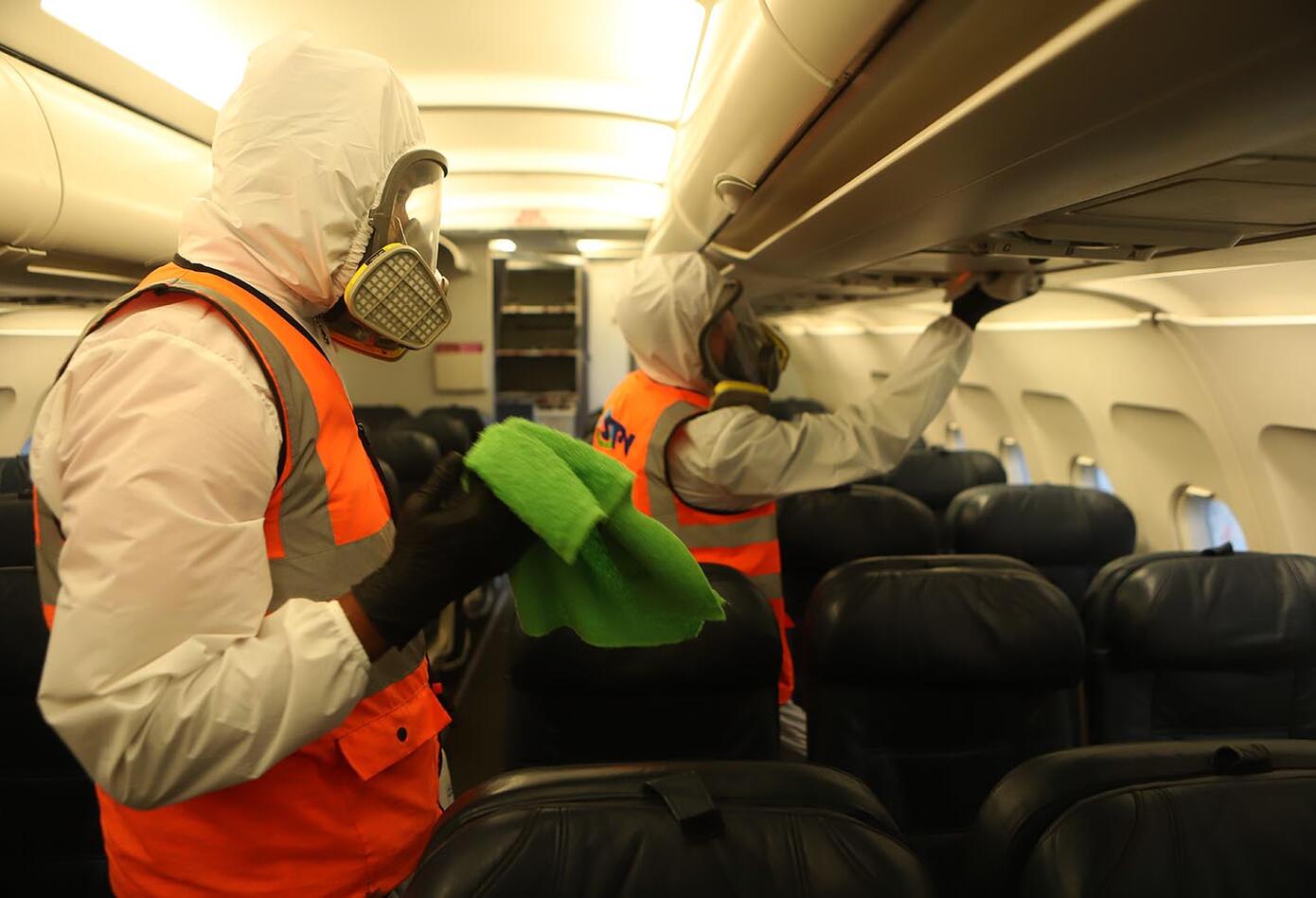 Desinfección de avión de Latam