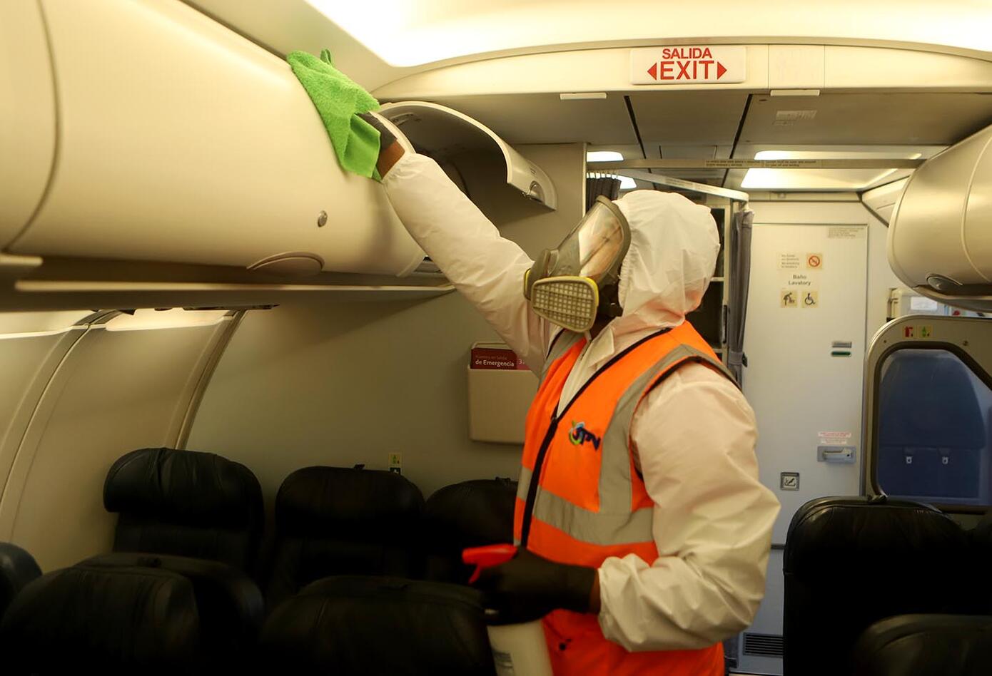 Desinfección de avión de Latam