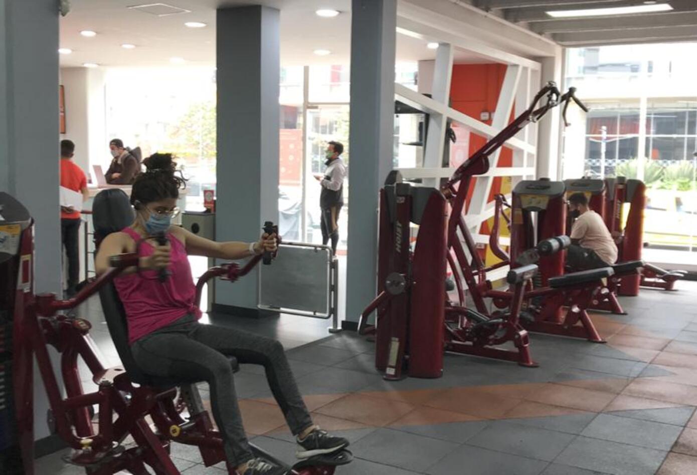 Los ciudadanos deben usar tapabocas durante su entrenamiento.