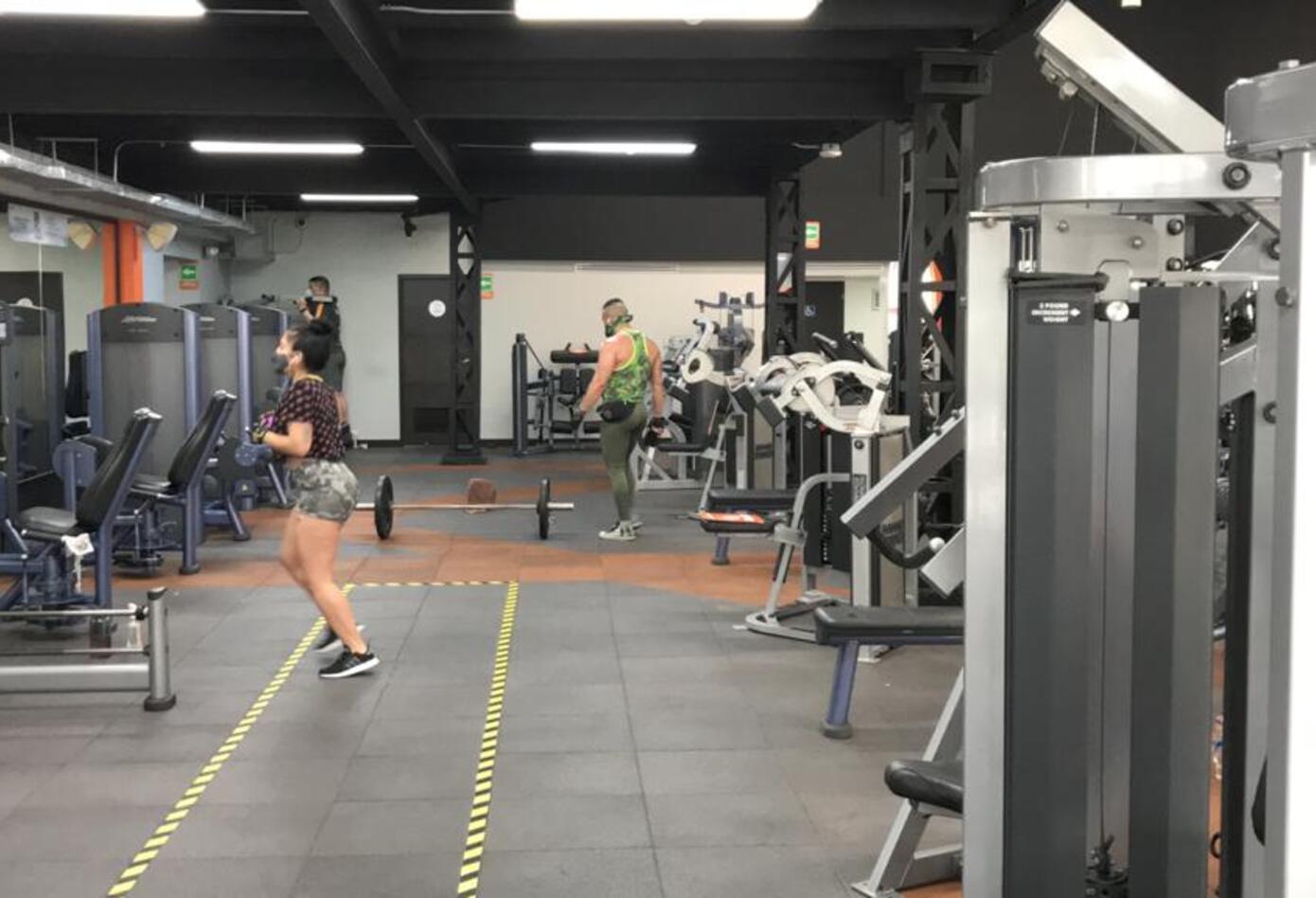 Se debe garantizar la distancia social entre los usuarios de gimnasios.