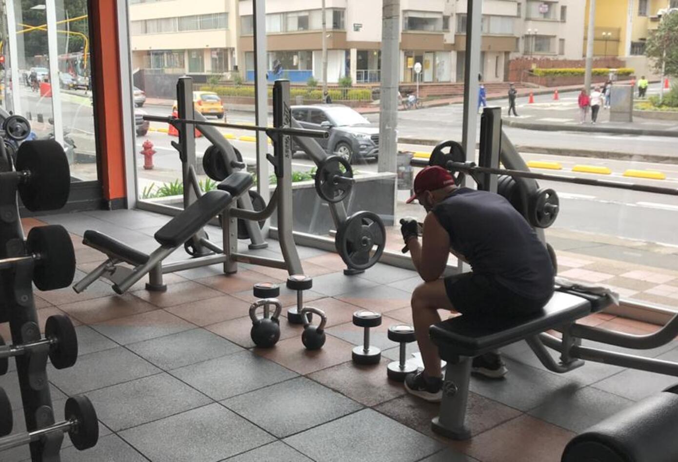 Cada persona debe lavarse las manos al ingresar a entrenar y aplicarse gel durante la sesión.