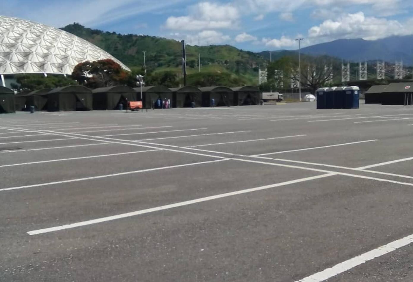 Espacios externos del Poliedro de Caracas con carpas y baños portátiles para pacientes COVID- Exclusivo RCN Radio